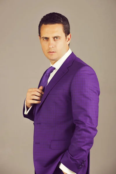 Bonito empresário posando em terno violeta, camisa branca e gravata — Fotografia de Stock