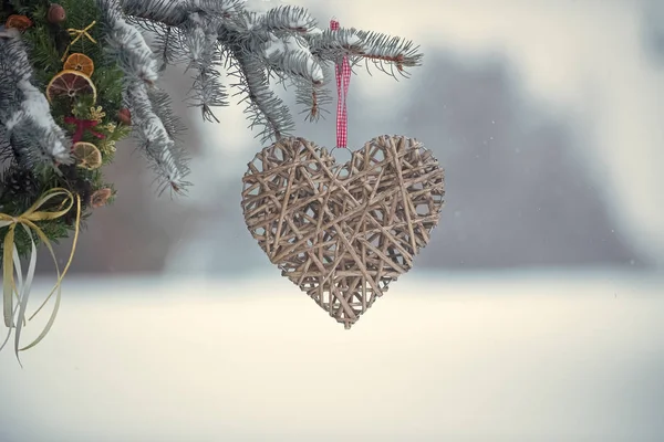 Yeni yıl ve Sevgililer günü, kalp dekorasyon Noel ağacı üzerinde — Stok fotoğraf