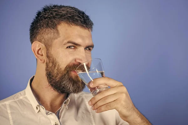 Ευτυχισμένος hipster πίνετε καθαρό και υγιεινό νερό, δροσιστικό. — Φωτογραφία Αρχείου