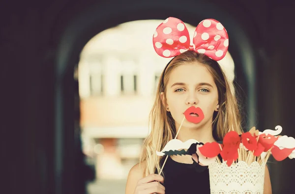 Engraçado menina bonita com orelhas de rato bonitos e lábios vermelhos — Fotografia de Stock