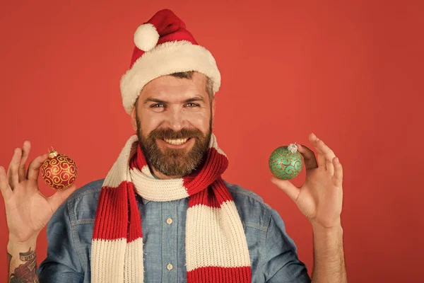 Kerst hipster tevreden glimlach in santa muts en sjaal — Stockfoto
