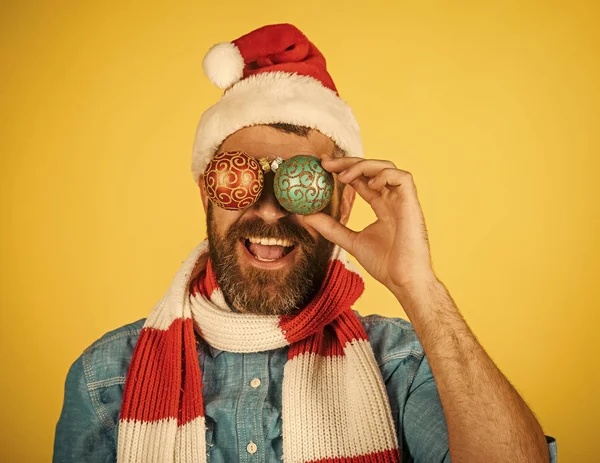 Kerst hipster tevreden glimlach in santa muts en sjaal — Stockfoto