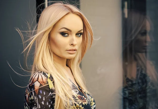 Soins de la peau et thérapie de traitement de la peau. Femme sensuelle avec maquillage sur le visage, beauté de la peau. Regarde et maquille-toi. coiffure de jeune fille. Femme aux longs cheveux blonds, soin des cheveux — Photo