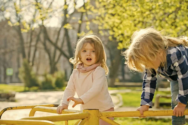 Gyermekek játszanak a játszótér a parkban a napsütéses napon — Stock Fotó