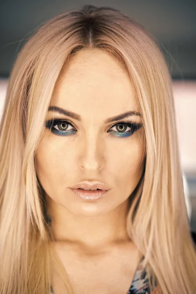 Makeup av sensuell kvinna med blont hår. Smink för ögon med mode Eyes. — Stockfoto