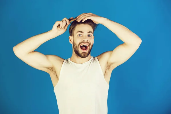 Hombre feliz peinando cabello sano con cepillo — Foto de Stock