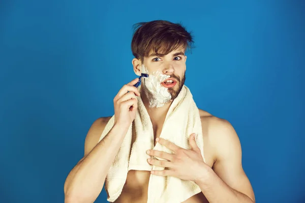 Hombre con el torso desnudo barba de afeitar con afeitadora de seguridad — Foto de Stock