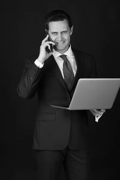 Hombre con portátil hablando por teléfono —  Fotos de Stock