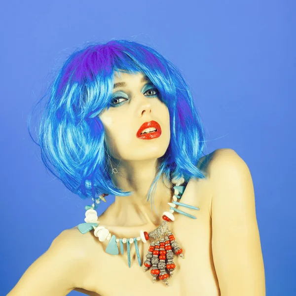 Mulher com peruca de cabelo azul e maquiagem elegante — Fotografia de Stock