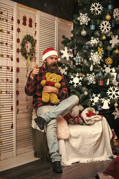 クリスマス ツリーで帽子座っている新しい年男. — ストック写真