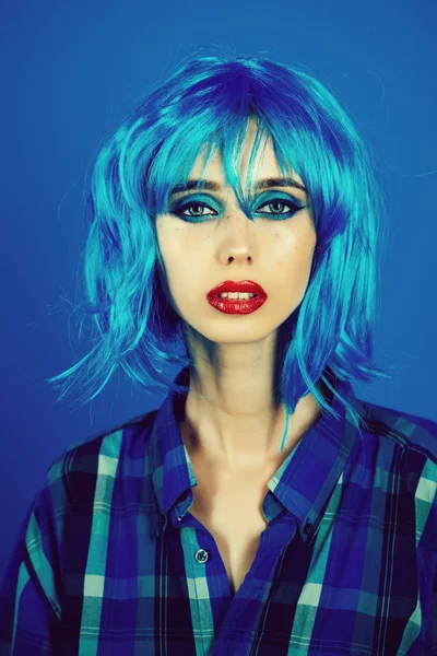 Mujer con peluca de pelo azul y maquillaje de moda —  Fotos de Stock