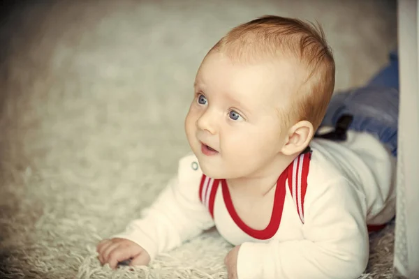 フロア カーペットに幼児クロール — ストック写真