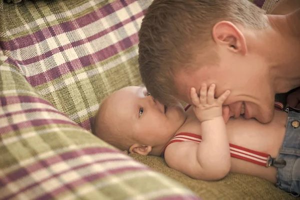Cuidados infantis, abraços, babá — Fotografia de Stock