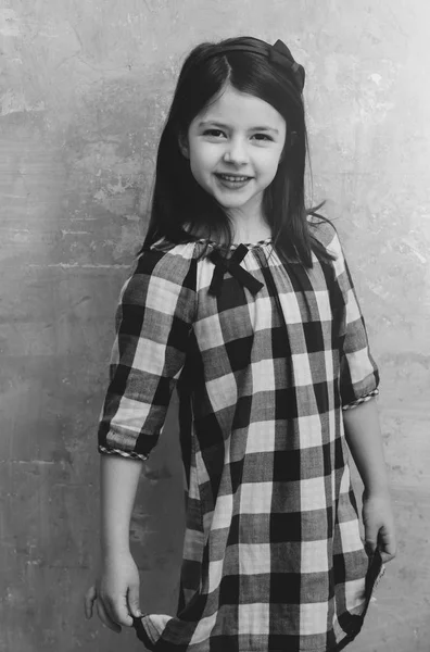 Çok güzel gülümseme güzel elbiseyle poz ile gülümseyen kız