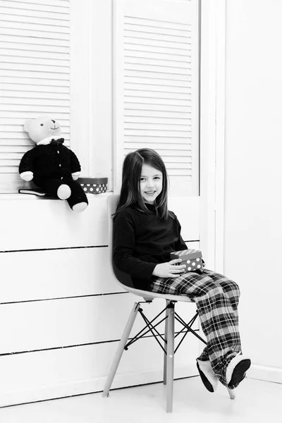 Menina feliz com caixa de presente vermelho e ursinho — Fotografia de Stock
