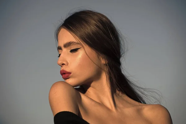 Elegant kvinna med långt hår. Skönhet och mode, kosmetika. Mode ser elegant kvinna i svart, makeup. Frisör och hudvård, sommar mode. flicka med röda läppar på blå himmel bakgrund. — Stockfoto