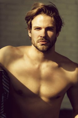 Sakal veya seksi kas maço yakışıklı adamla