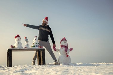 Hipster kırmızı santa şapka işaret parmağı içinde