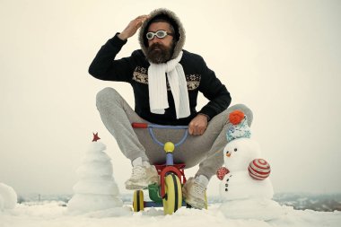 Üç tekerlekli bisiklet üzerinde karlı manzara kişini