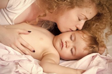 Anne bebek öpüşme