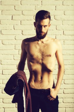 ile diyet sakallı adam veya hipster yakışıklı olan çıplak ince veya ince gövde, göğüs ve gövde anoreksiya ile tutan mor gömlek beyaz tuğla duvar arka plan üzerinde