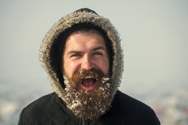 Mavi gökyüzü kar ile yeni yıl adam.