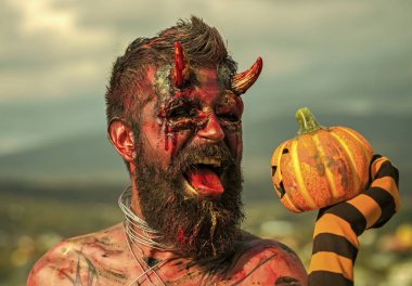 Cadılar Bayramı şeytan adam kabak içinde çizgili çorap holding