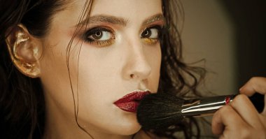 Kadın kullanım makyaj fırça, Sima. Yüzünde, kozmetik toz geçerli güzellik modeli. Sanat makyaj ve kırmızı dudaklar, kadın ile tasarlayın. Kız cilt, Cilt Bakımı, kozmetik. Son saatlerinde yanında bulunanlar ders Güzellik Salonu