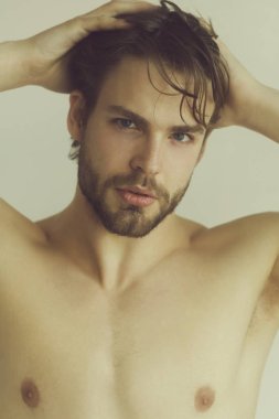 Sakal veya seksi kas maço yakışıklı adamla