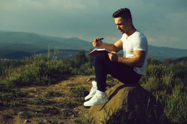 Kitap açık olan dalgın kaslı adam