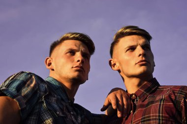 ciddi bir yüz ile genç yakışıklı İkizler