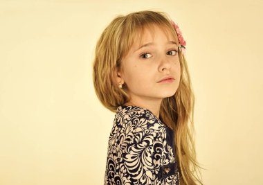 Beyaz arka plan üzerinde izole güzel yüzü şık kızla. Sarı saçlı şık kız