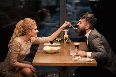 Öneri ve yıldönümü. Sevgililer günü seksi kadın ve sakallı adam. Romantik ilişkiler, aşk aile çift tarihi. Erkek ve kadın iş görüşmesi. Restoranda aşık çift.