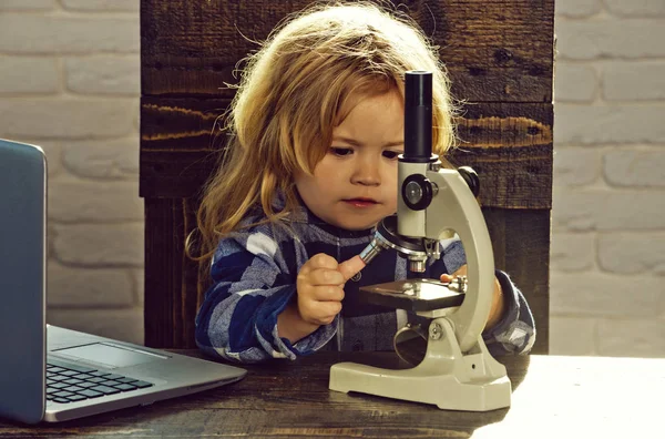 Estudiante con portátil y estudio de microscopio en el lugar de trabajo educativo — Foto de Stock