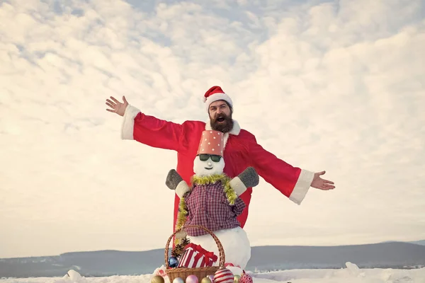 Opgewonden hipster schreeuwen in rode xmas kostuum — Stockfoto