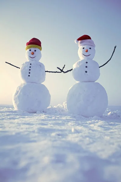 Sneeuwpop paar buiten. — Stockfoto