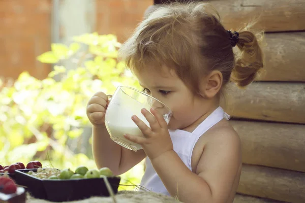 Schattige kleine jongen drinkt melk — Stockfoto