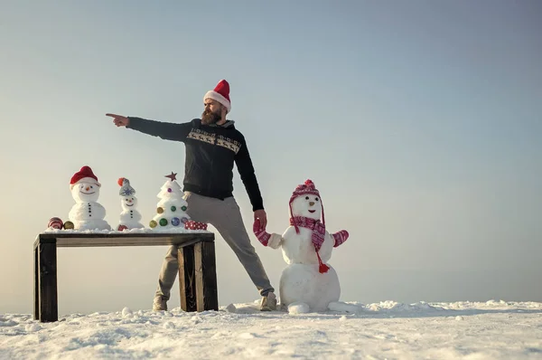 Hipster in rode santa hat wijzende vinger — Stockfoto