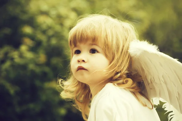 Маленький хлопчик в ангельських крилах — стокове фото