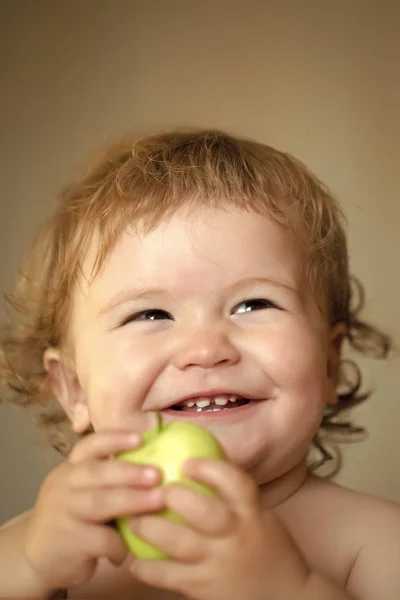 アップルを持つ男性の子供を笑顔の肖像画 — ストック写真