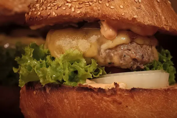 Sabrosa hamburguesa. Gran sabrosa hamburguesa fresca apetitosa de queso de tomate rojo de lechuga verde —  Fotos de Stock