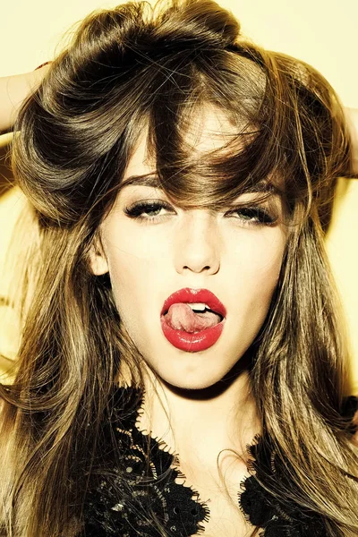 젊은 여자 핥는 입술 — 스톡 사진