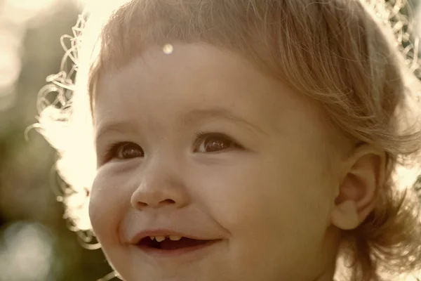 Primer plano del niño a la luz del día —  Fotos de Stock