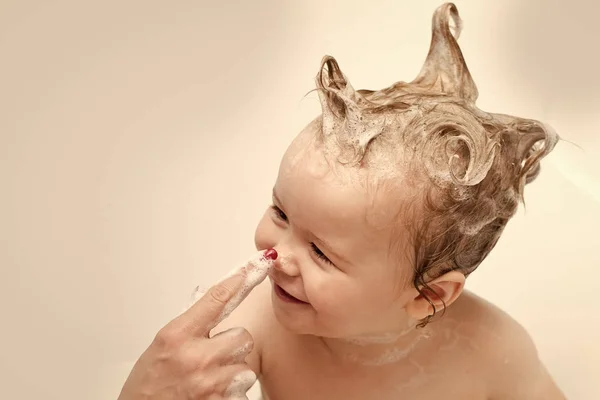 Baby boy fürdő és anyák kéz — Stock Fotó