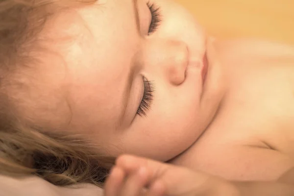 Wyświetlić Zbliżenie Jedną Piękne Małe Śpiącego Chłopca Childs Twarz Blondynka — Zdjęcie stockowe