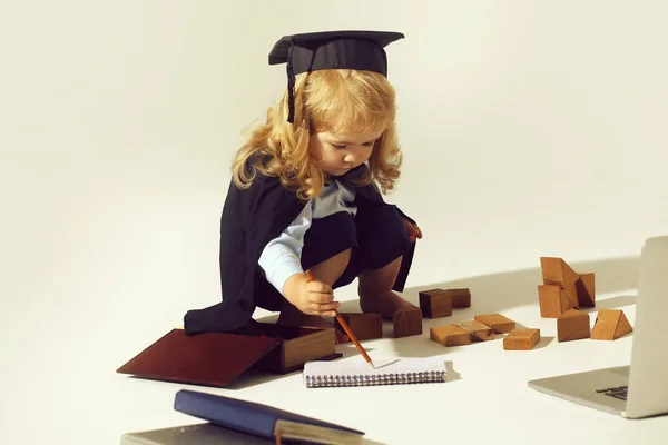 Освіта хлопчик з дерев'яними блоками ізольовані — стокове фото