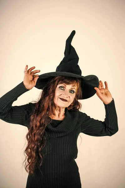 Mujer de Halloween en negro con pelo largo y rojo y maquillaje . — Foto de Stock