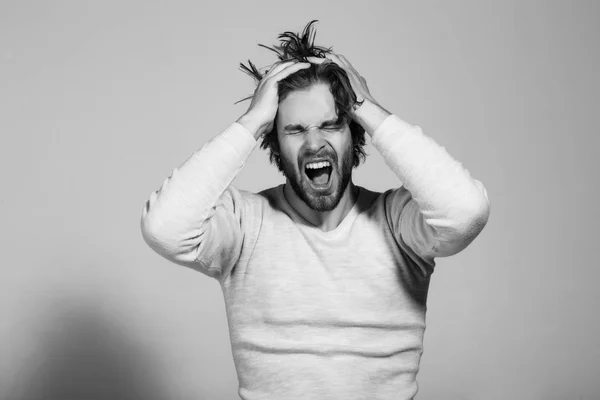 Φωνάζοντας ή χασμουρητό άνθρωπος με μακρά αχτένιστα μαλλιά, πρωί, πονοκέφαλο — Φωτογραφία Αρχείου