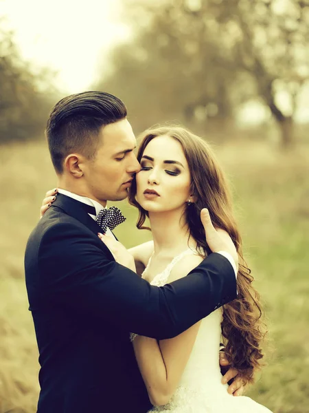 Happy wedding couple — Stock Photo, Image