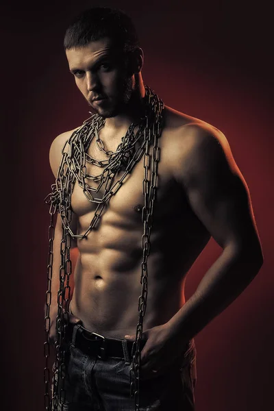 Muskulöser Mann mit Seil — Stockfoto